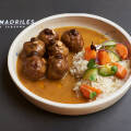 Albondigas con salsa al curry, arroz Basmati y verduras